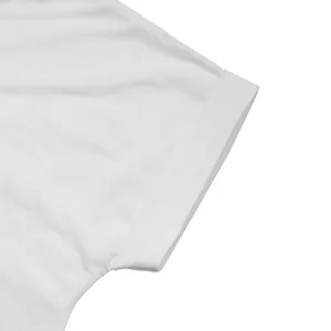 Détail du revers de manche en coton blanc avec couture de finition pliée renforcée
