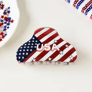 Gros plan d'une pince à cheveux drapeau USA avec paillettes rouges bleues et étoiles