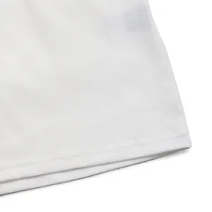 Détail de la double couture sur l'ourlet d'un haut blanc à col en V en coton