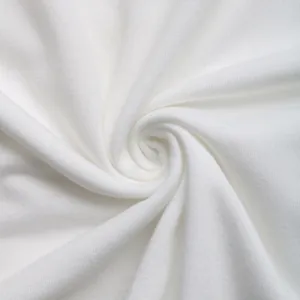 Vue macro d'un tricot blanc montrant une texture délicate et un tourbillon de matière