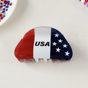 Vue détaillée d'une pince à cheveux drapeau USA avec motifs rouge blanc bleu et paillettes