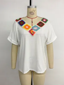 Détail de l'encolure en V au crochet coloré sur un t-shirt blanc en coton