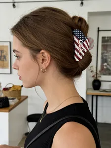 Détail d'une pince à cheveux motif drapeau USA avec bords pailletés sur une coiffure