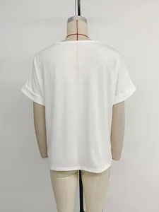 Vue détaillée du dos d'un t-shirt blanc à col rond avec des revers aux manches courtes