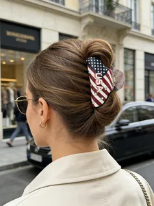 Détail de la pince à cheveux USA avec motif drapeau américain sur une coiffure chic