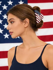 Gros plan sur le marquage USA d'une grande pince à cheveux aux couleurs américaines