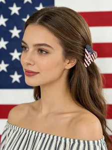 Vue latérale détaillée de la pince à cheveux drapeau USA avec motifs rouge blanc et bleu