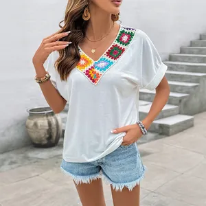 Haut blanc à col en V pour femme avec détails en crochet colorés et style bohème