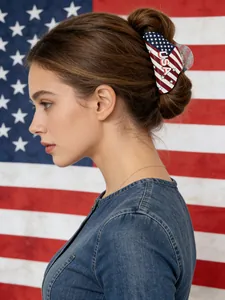 Gros plan sur une pince à cheveux drapeau USA avec motif étoiles et rayures scintillantes