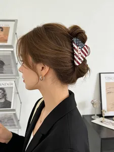 Détail de la pince à cheveux USA avec motif drapeau américain sur une coiffure
