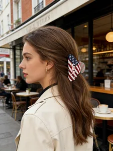 Détail d'une pince à cheveux USA avec drapeau américain sur coiffure décontractée