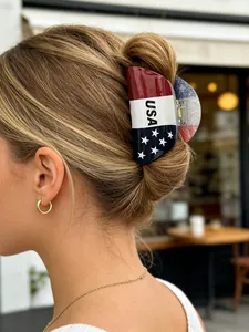 Détail d'une grande pince à cheveux drapeau USA sur cheveux blonds pour le Jour de l'Indépendance