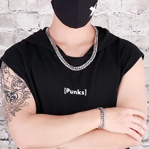 Detail van dikke zilveren heren gourmet ketting en armband gedragen door model