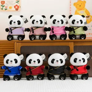 Acht süße Panda-Plüschtiere in bunten traditionellen chinesischen Seidenoutfits im Regal.