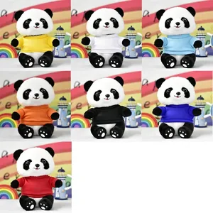 Süße Panda-Plüschtier-Kollektion in bunten Shirts in verschiedenen lebhaften Farben