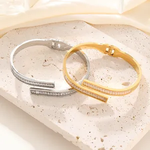 Elegante Gold- und Silberarmbänder aus Titanstahl mit Doppelreihenkristallen auf Stein