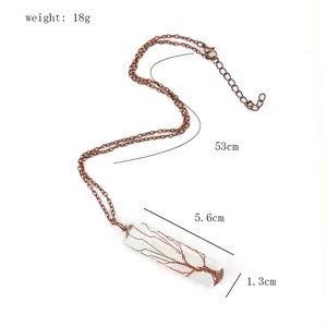 Vue détaillée du collier arbre de vie fait main avec cristal de sélénite et fil de cuivre