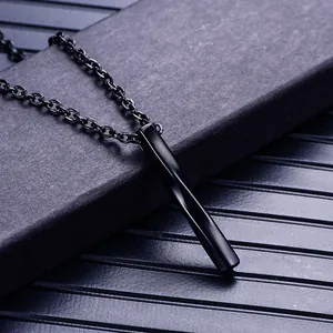 Détail du pendentif cylindrique noir torsadé pour homme avec chaîne en acier poli