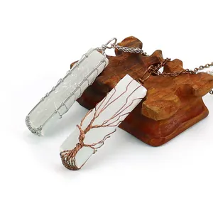 Pendentif Arbre de Vie en cristal avec sélénite enveloppée de fil et chaînes en métal
