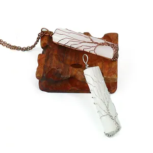 Collier avec pendentif arbre de vie en sélénite et fil de cuivre enroulé à la main