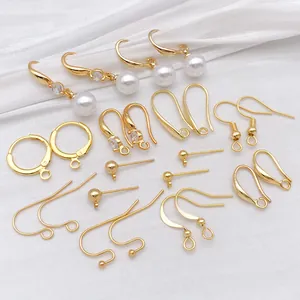 Dettaglio di ganci per orecchini placcati oro con zirconi e perni in argento 925