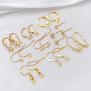Selezione di ganci per orecchini fai-da-te placcati oro e componenti con zirconi