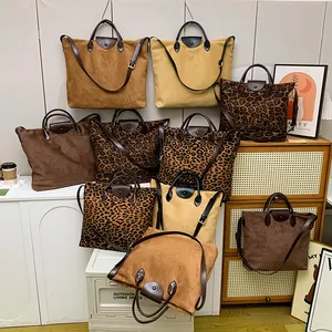 Grande borsa tote opaca con tracolla in vari colori retrò e stampe leopardate eleganti