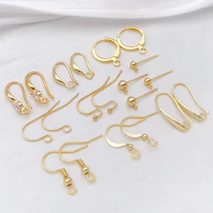 Dettaglio di ganci per orecchini placcati in oro e componenti per la creazione di gioielli