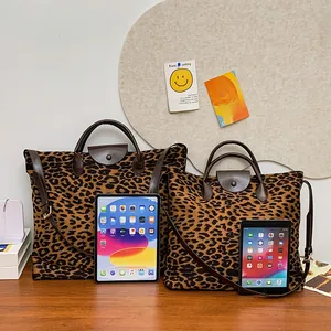 Confronto dimensioni borse tote leopardate con iPad e tracolle regolabili in pelle