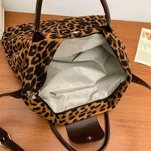 Vista interna della borsa leopardata con fodera spaziosa e tasca con cerniera