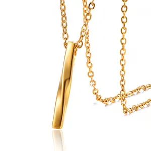 Collier pour hommes avec pendentif pilier torsadé doré et chaîne O élégante sur fond blanc