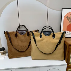 Dettaglio borse shopper in pelle opaca marrone scuro e cammello con patte in pelle