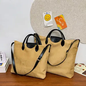 Confronto dettagliato tra tote bag in camoscio cammello grande e piccola con manici
