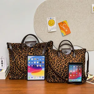 Borse tote opache con stampa leopardata in due dimensioni e manici in pelle marrone