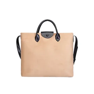 Borsa tote beige opaca vintage con manici neri a contrasto e grande capacità interna