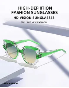 Détail de lunettes œil de chat avec monture bicolore verte et blanche et cristaux
