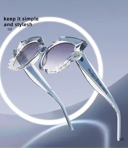 Détail des lunettes de soleil œil-de-chat transparentes avec texture glace et verres dégradés