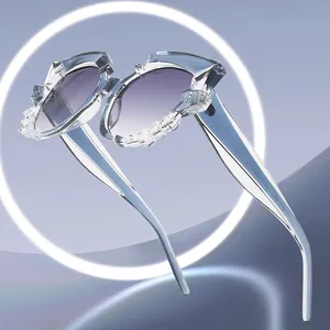 Lunettes de Soleil Œil de Chat Femmes Monture Dentelée Irrégulière Protection UV400 Verres Dégradés Mode Avant-garde Fête Bijoux