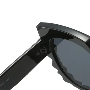 Lunettes de soleil œil de chat chic pour femmes noires avec verres gris et détails fins