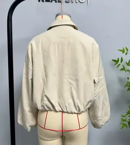 Détails de la veste courte beige avec col polo et ourlet élastique de style bomber
