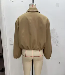 Vue arrière d'une veste décontractée kaki avec col à revers et ourlet élastique