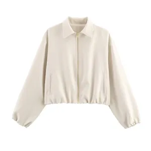 Détail de la veste en similicuir blanc crème avec col à revers et fermeture éclair