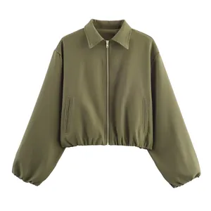 Détail d'un blouson aviateur vert armée avec col rabattu et fermeture éclair métallique