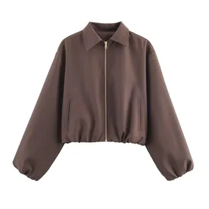 Détail d'une veste matelassée marron foncé avec col à revers et fermeture éclair en métal