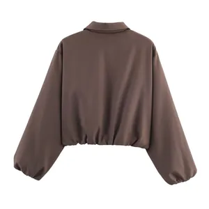 Vue arrière de la doudoune marron avec détails d'ourlet élastique et texture lisse