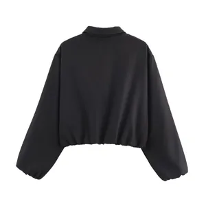 Vue arrière de la veste courte noire avec col à revers et ourlet et poignets élastiques