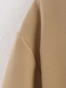 Détail de la veste bouffante kaki montrant la texture du sergé et la couture d'épaule