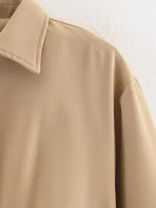 Vue détaillée du col à revers de la veste kaki et de la texture du tissu en sergé