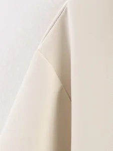 Gros plan sur le tissu texturé crème de haute qualité et les coutures de l'épaule