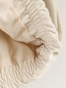 Vue détaillée de la manche de veste beige avec poignet élastique et doublure lisse
